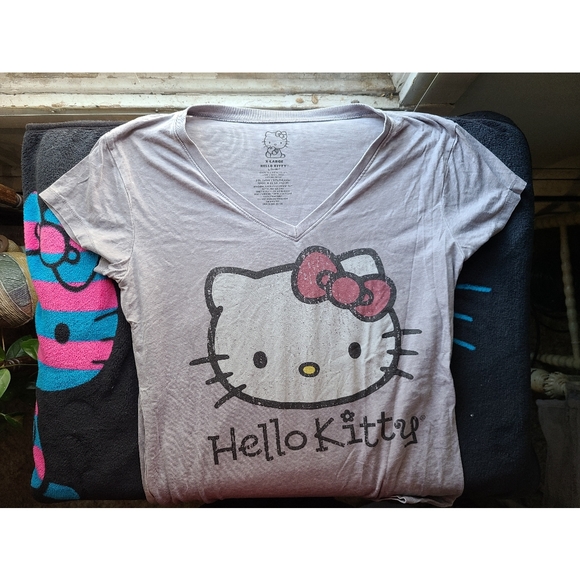 Hello Kitty Sanrio T-shirts. - Picture 8 of 13